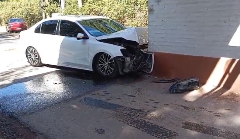 Un auto impact� contra el limitador frente a Loma de Paz